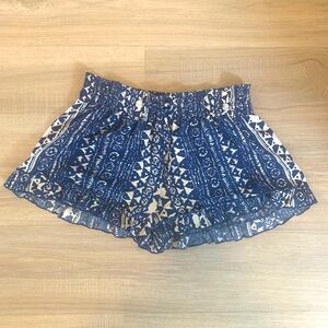 🔴 Light and airy patterned ruffled shorts
